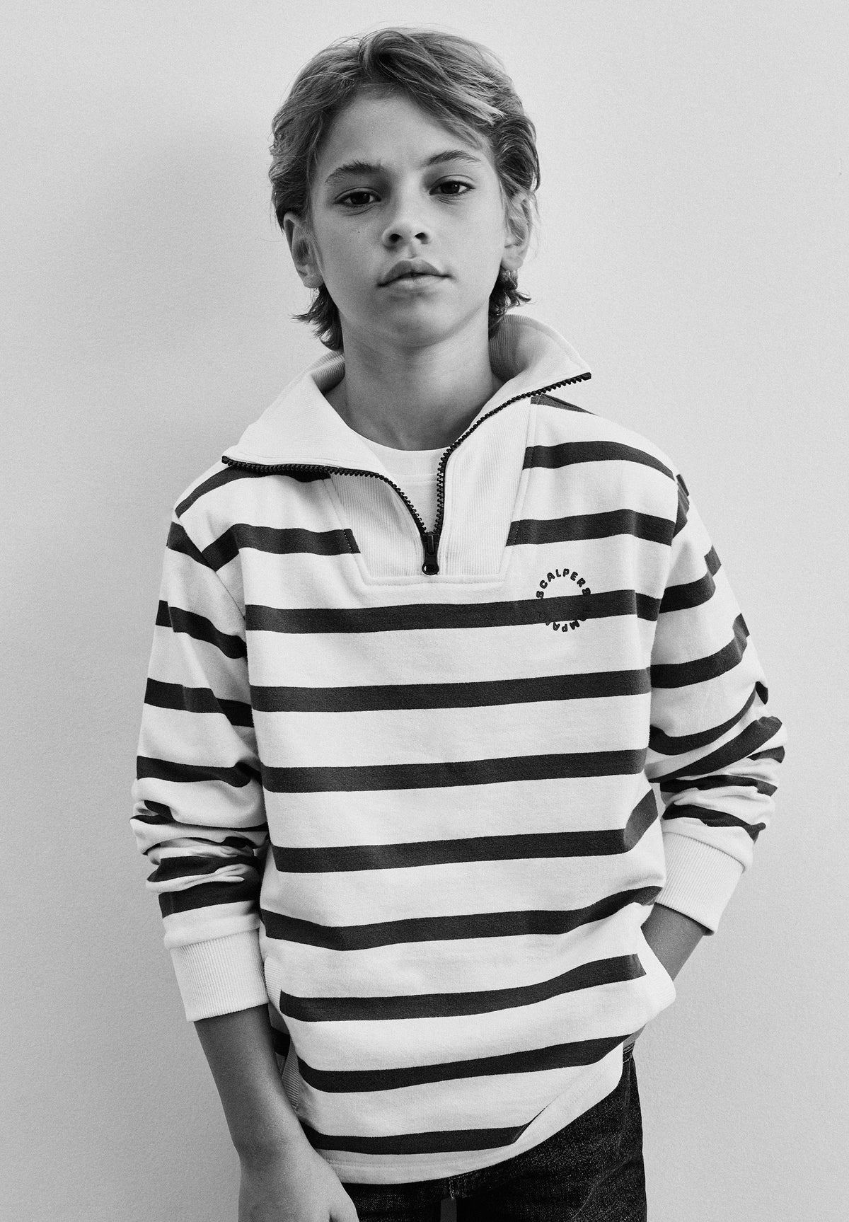 SWEATSHIRT ÀS RISCAS COM GOLA TIPO CAMISA POLO
