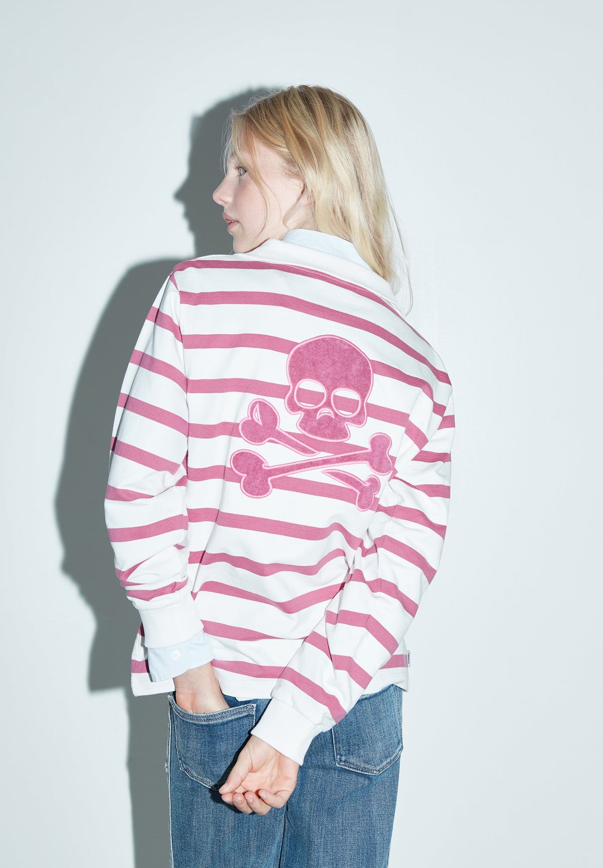 SWEATSHIRT COM MEIO FECHO ÀS RISCAS