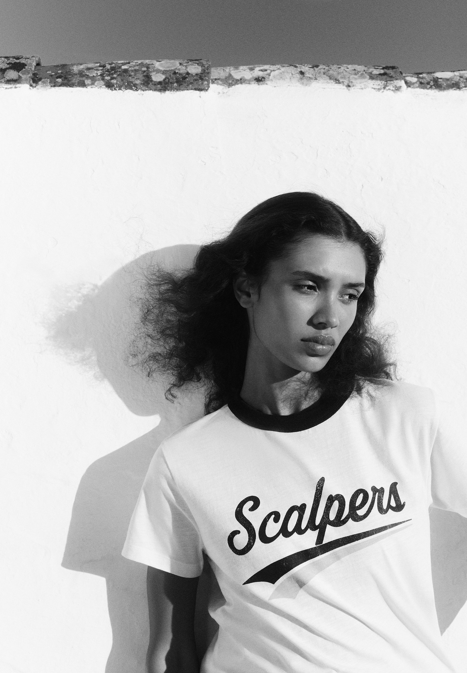 T-SHIRT PADRÃO ÀS RISCAS