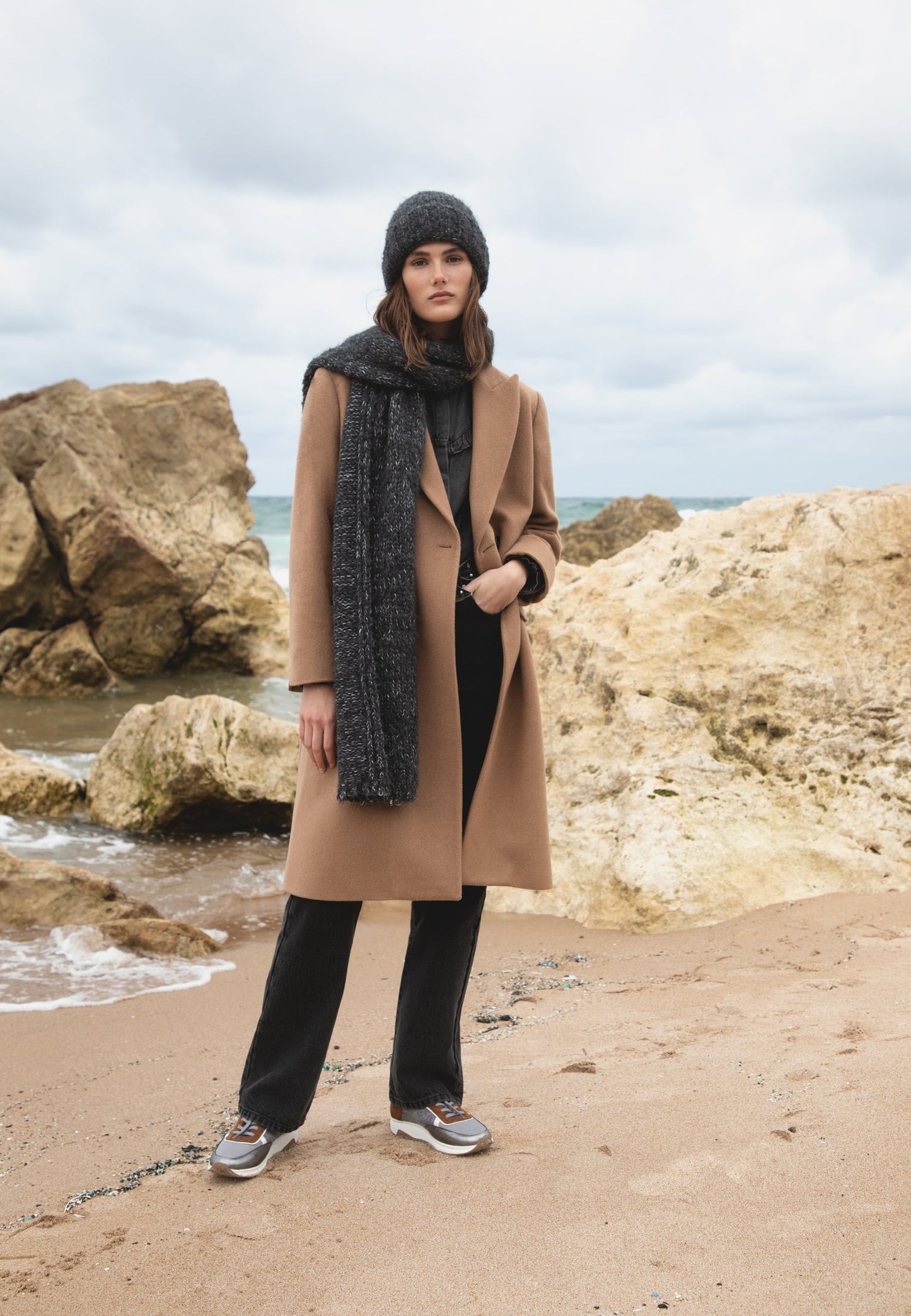 JEANS COM LAÇADA E TACHAS