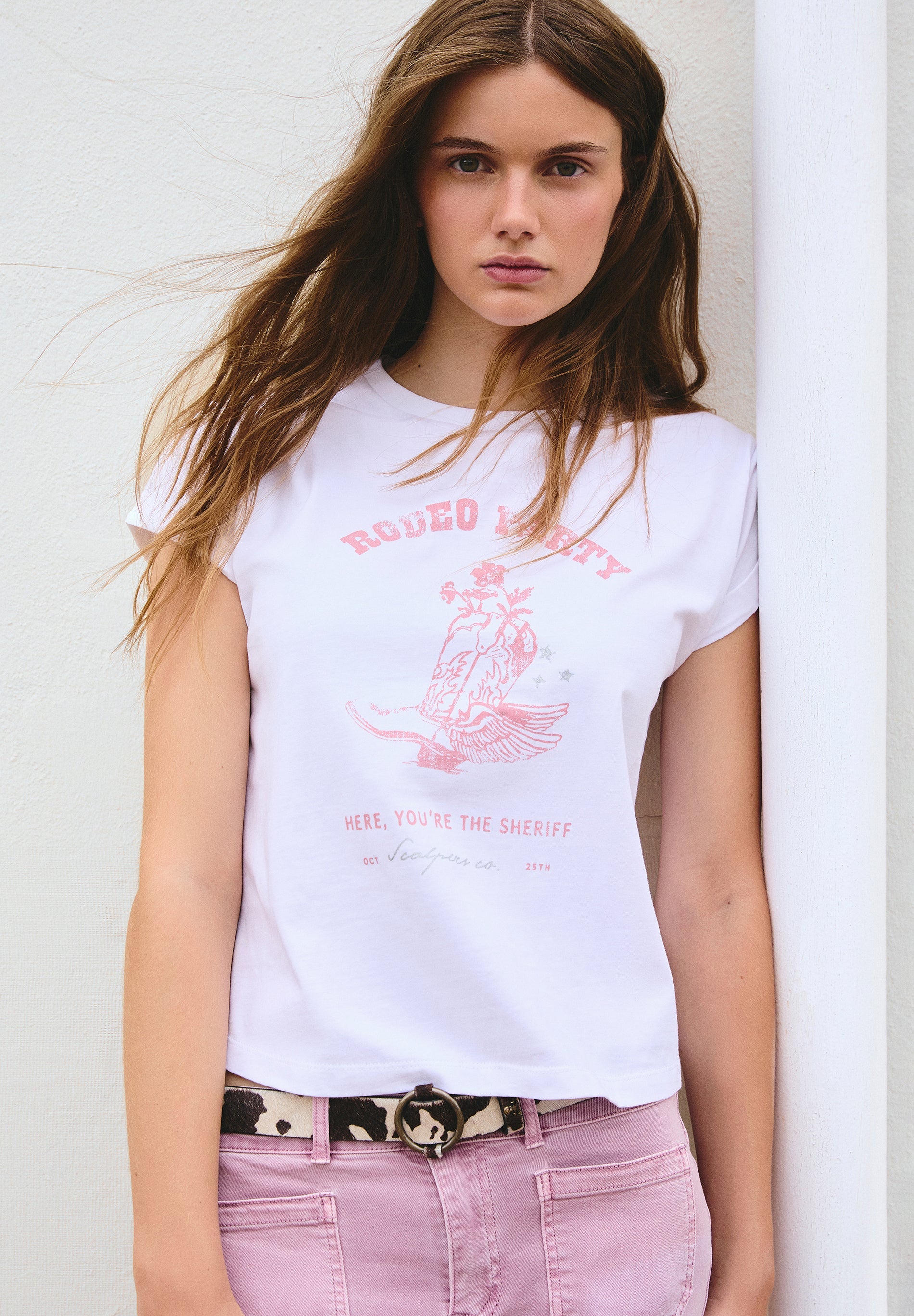 T-SHIRT COM PADRÃO DE LOGÓTIPO