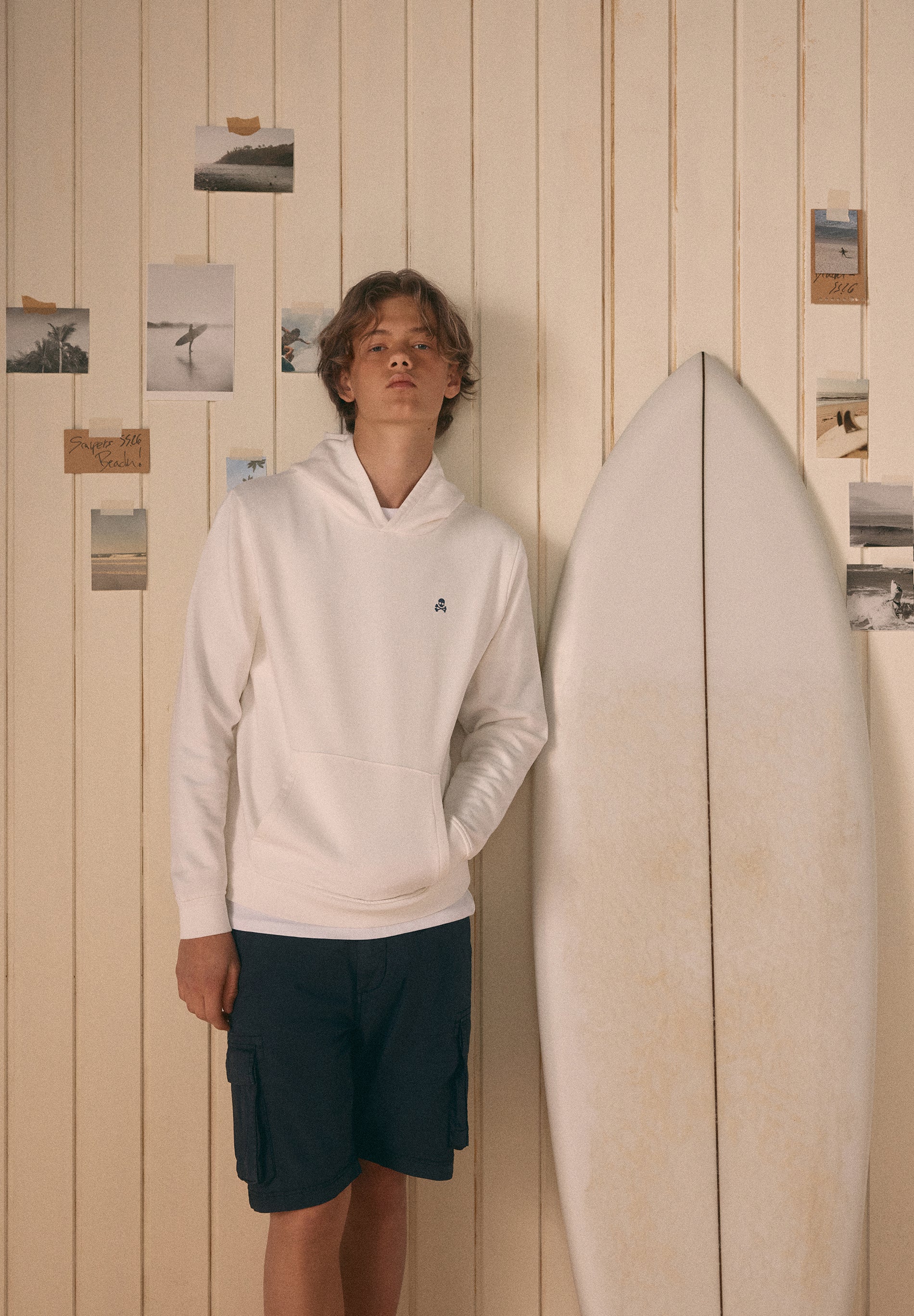 SWEATSHIRT COM CAPUZ E PADRÃO SARDINHAS