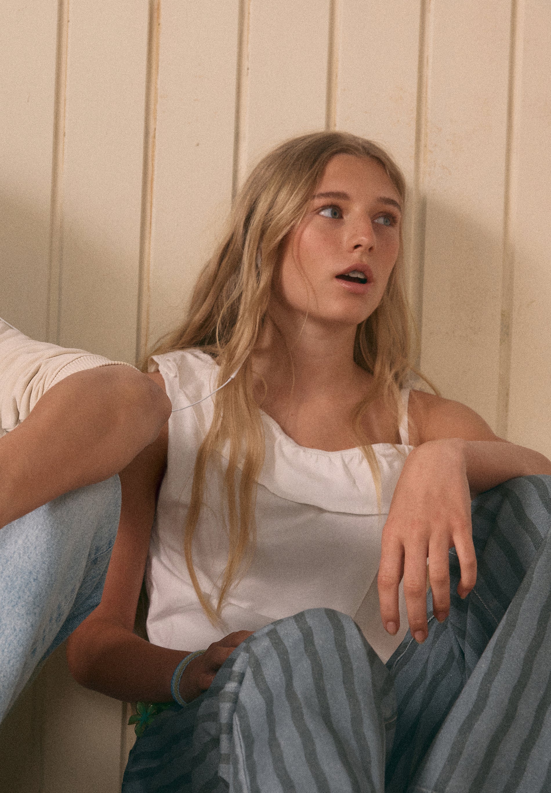 T-SHIRT ASSIMÉTRICA COM FOLHO