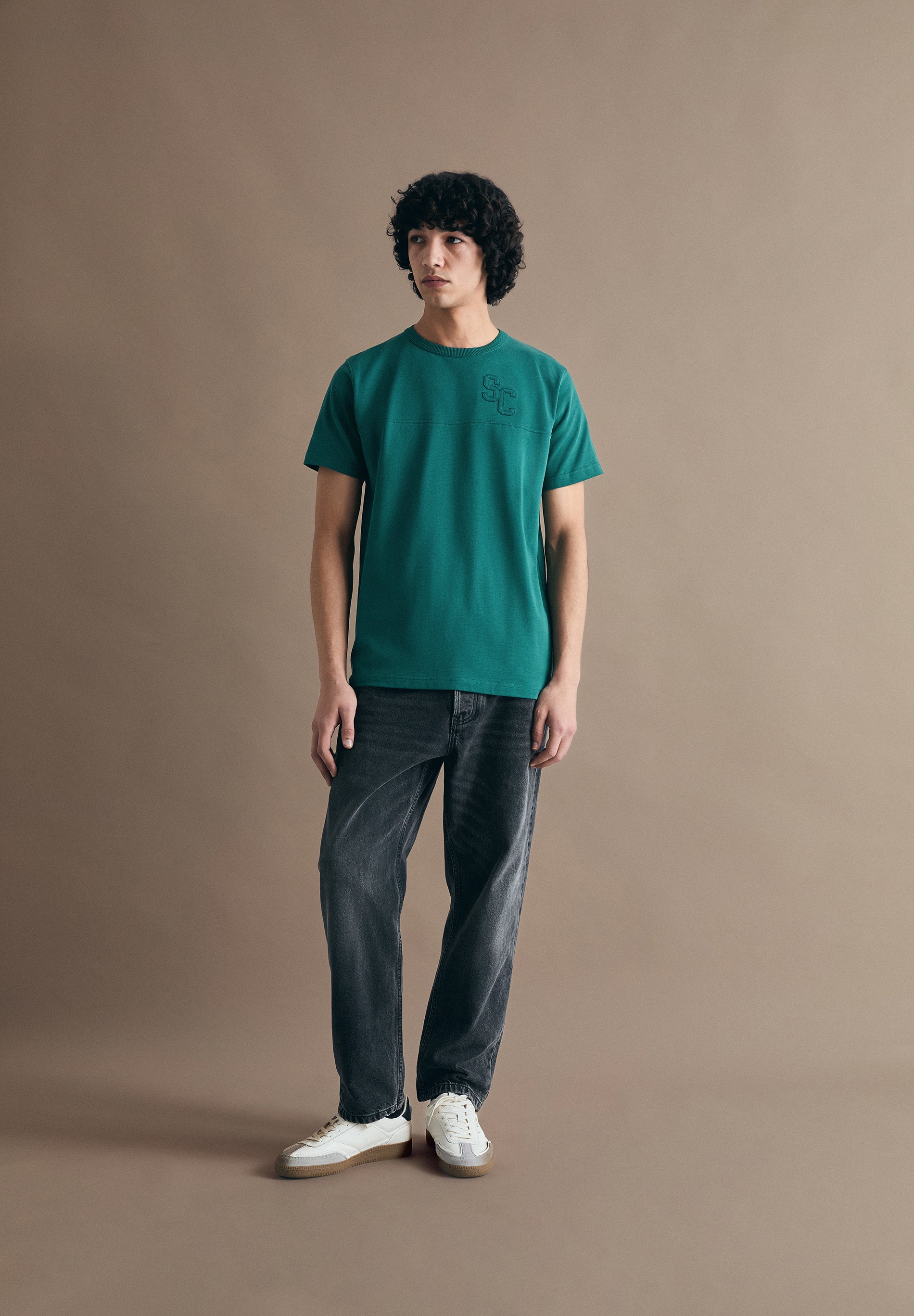 T-SHIRT PADRÃO VARSITY