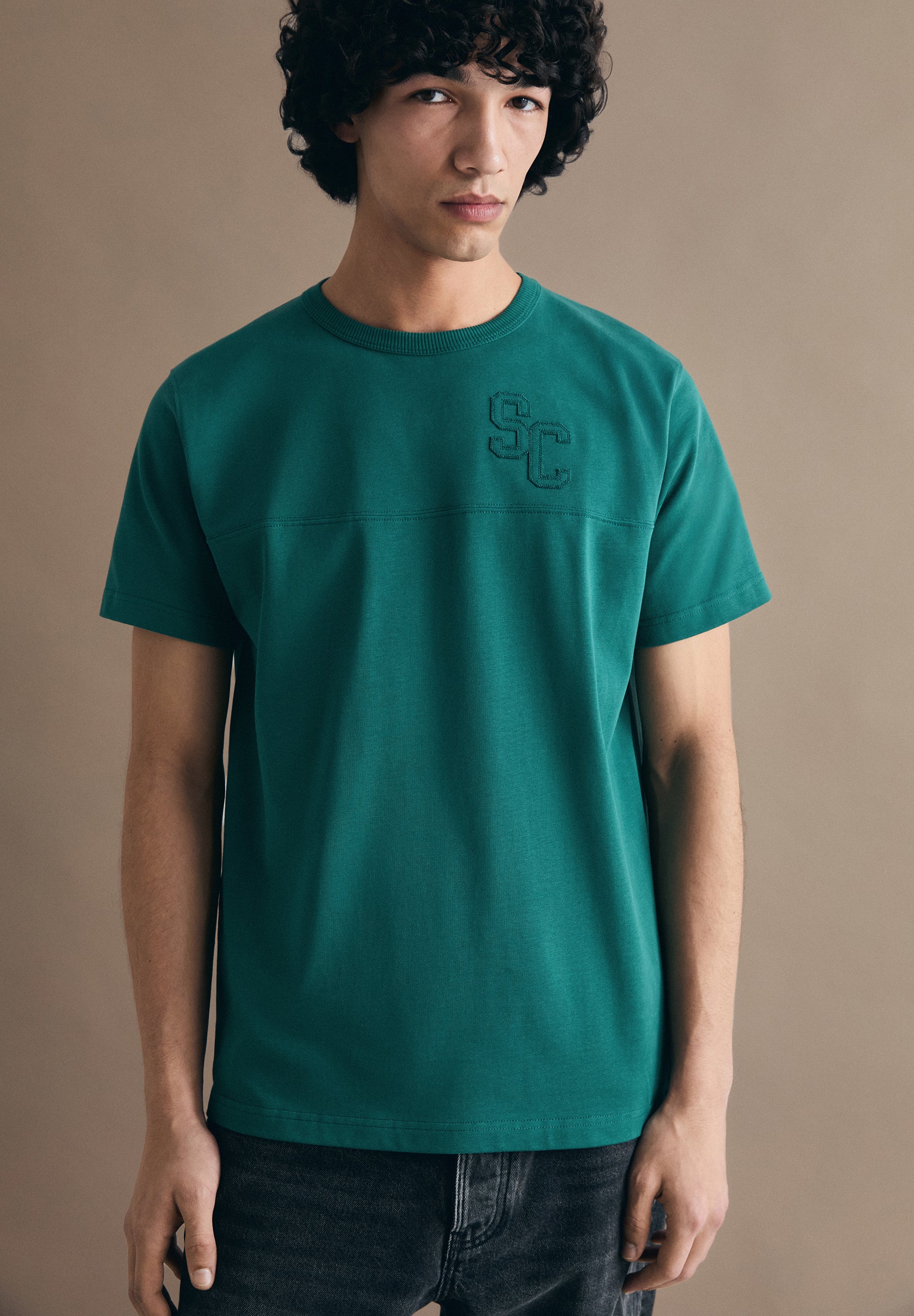 T-SHIRT PADRÃO VARSITY