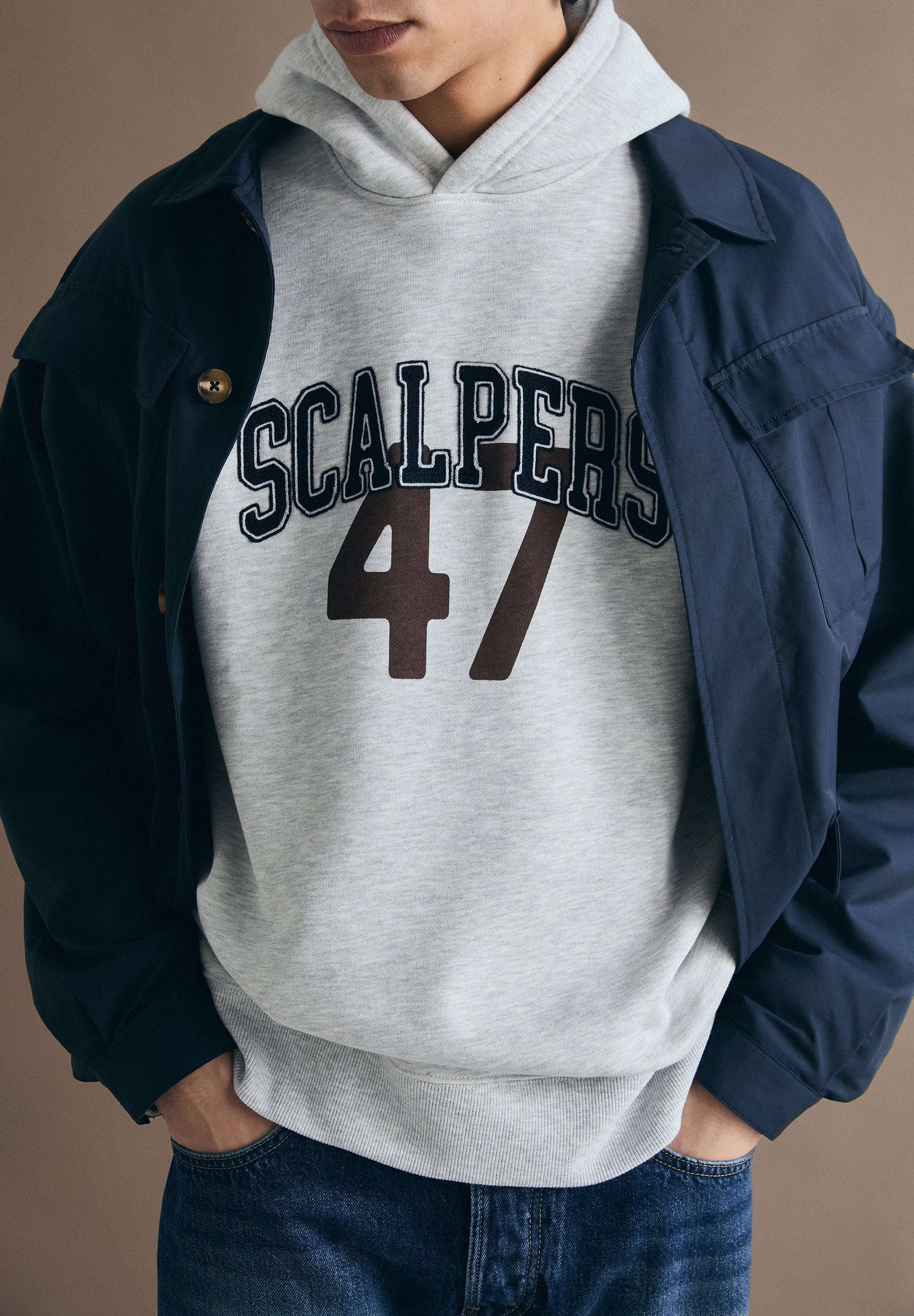 SWEATSHIRT COM CAPUZ VARSITY