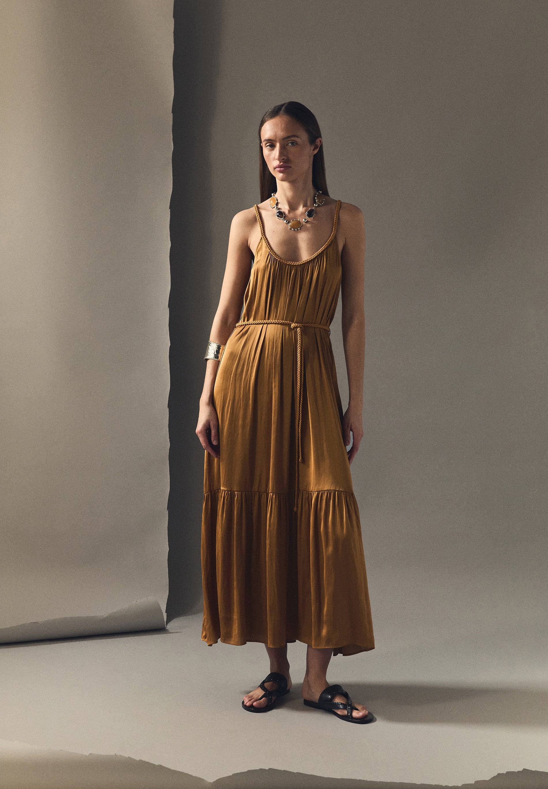 VESTIDO DE CINTURA TRANÇADA