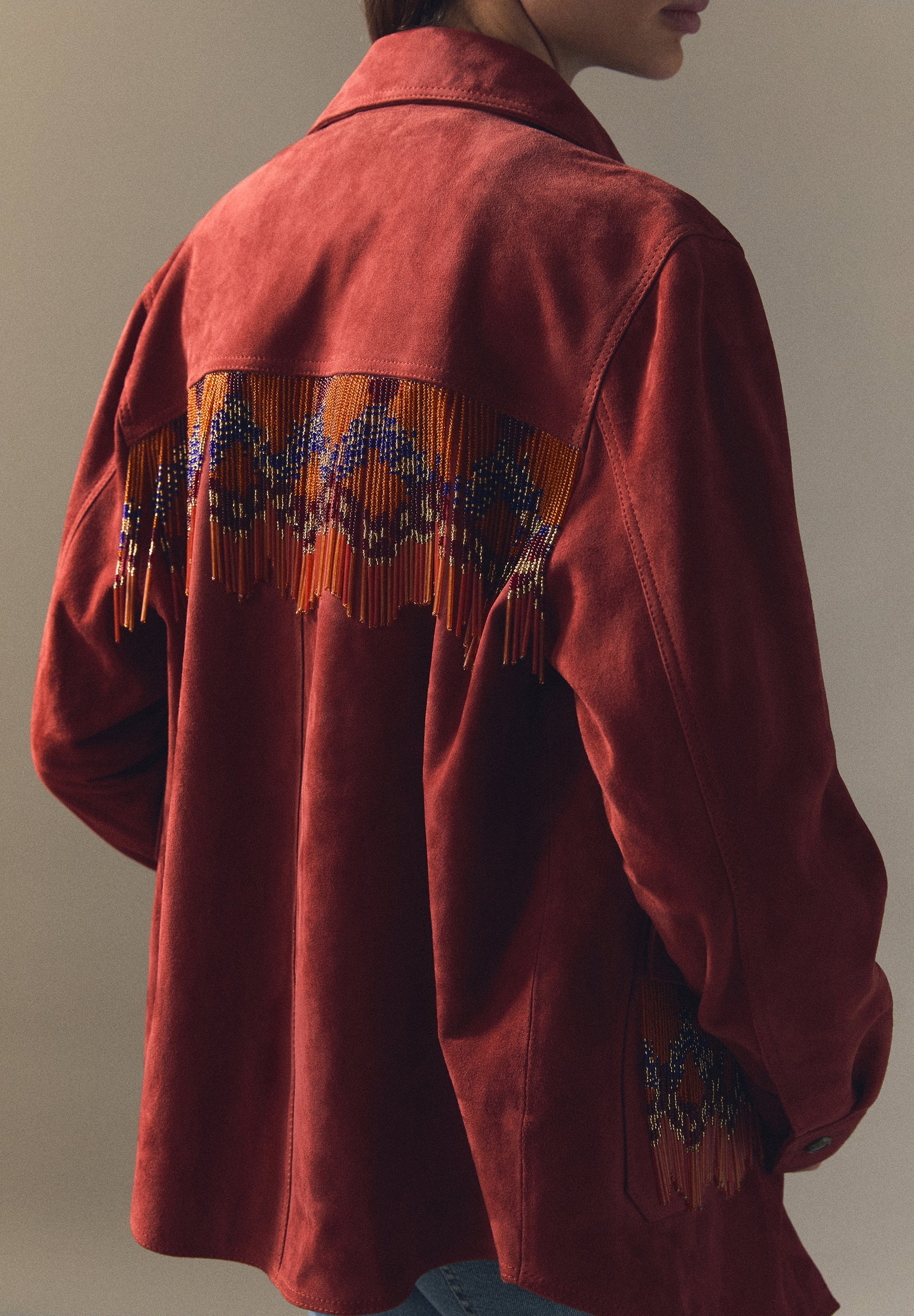 CARDIGAN EM CAMURÇA COM CONTAS