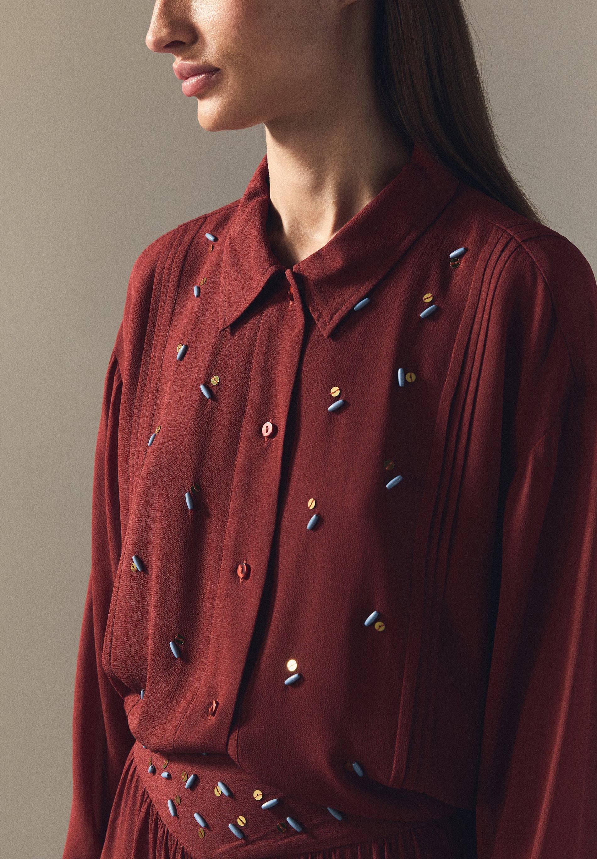 BLUSA DE VISCOSE COM PORMENOR DE APLIQUES