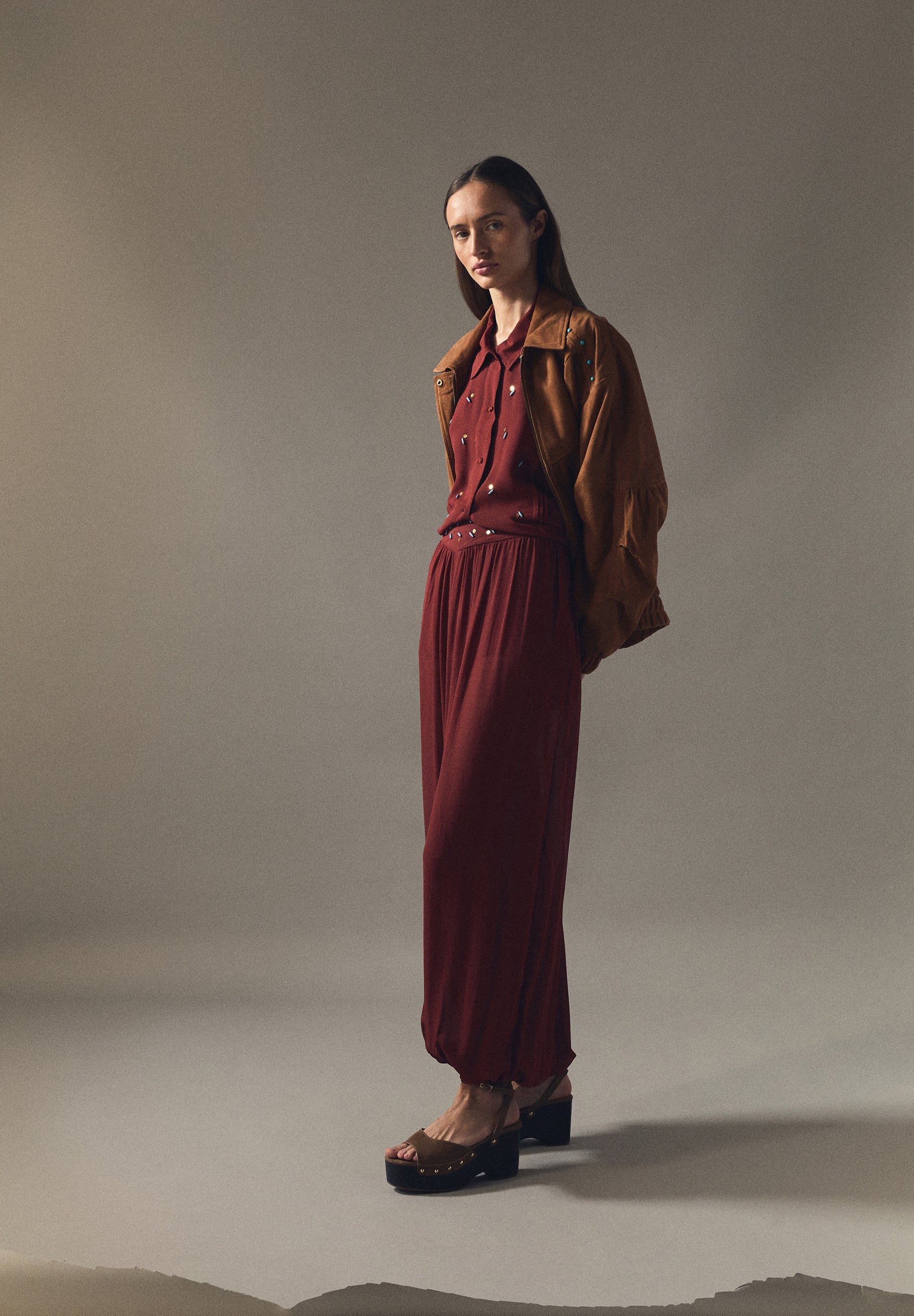 CALÇAS LARGAS COM APLIQUES