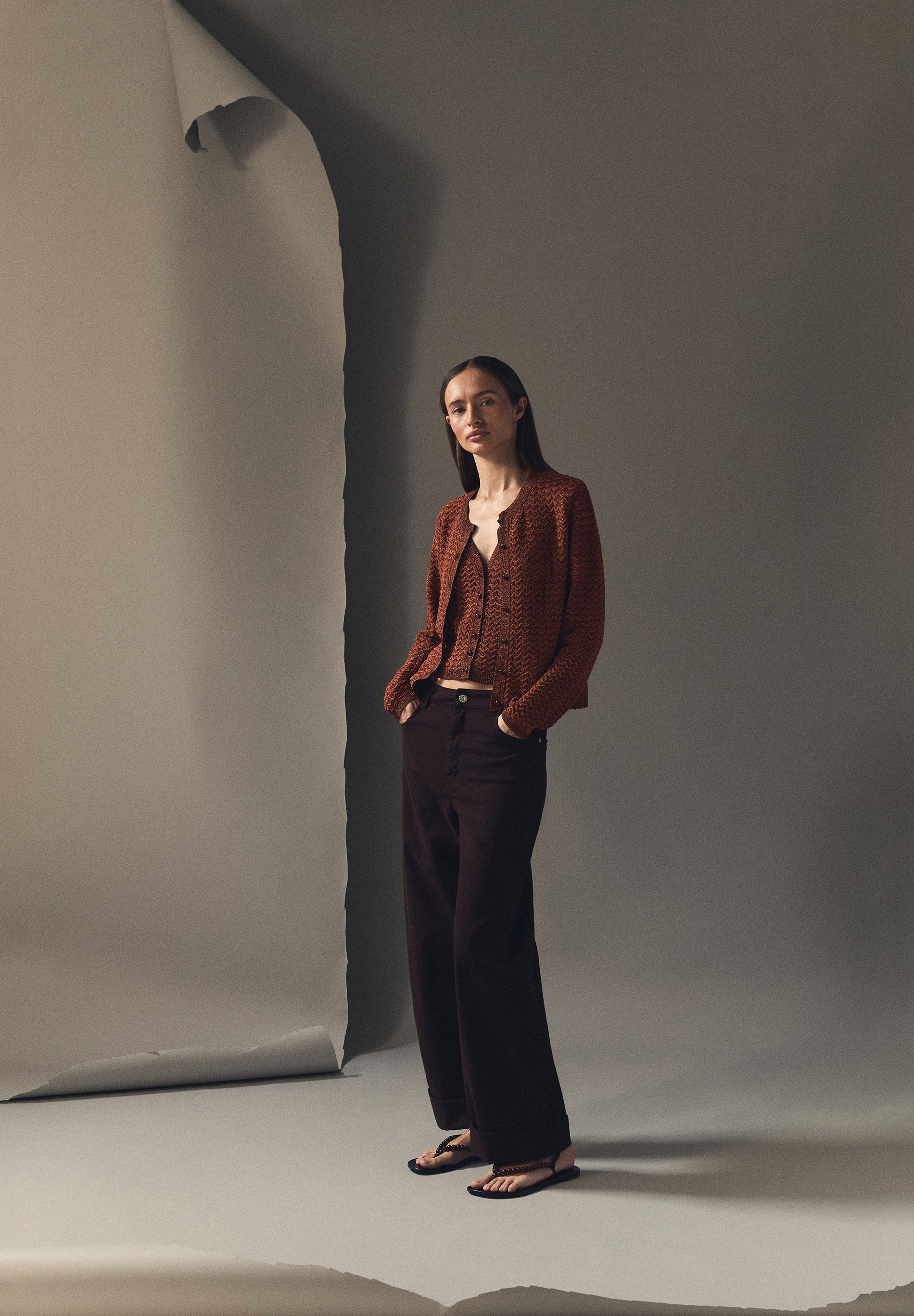 JEANS COM PORMENOR NA BAINHA