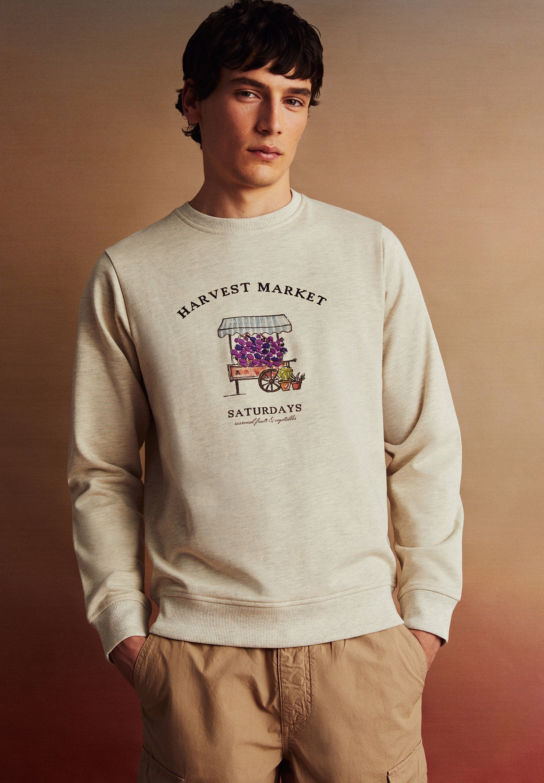 SWEATSHIRT COM MOTIVOS E BORDADO