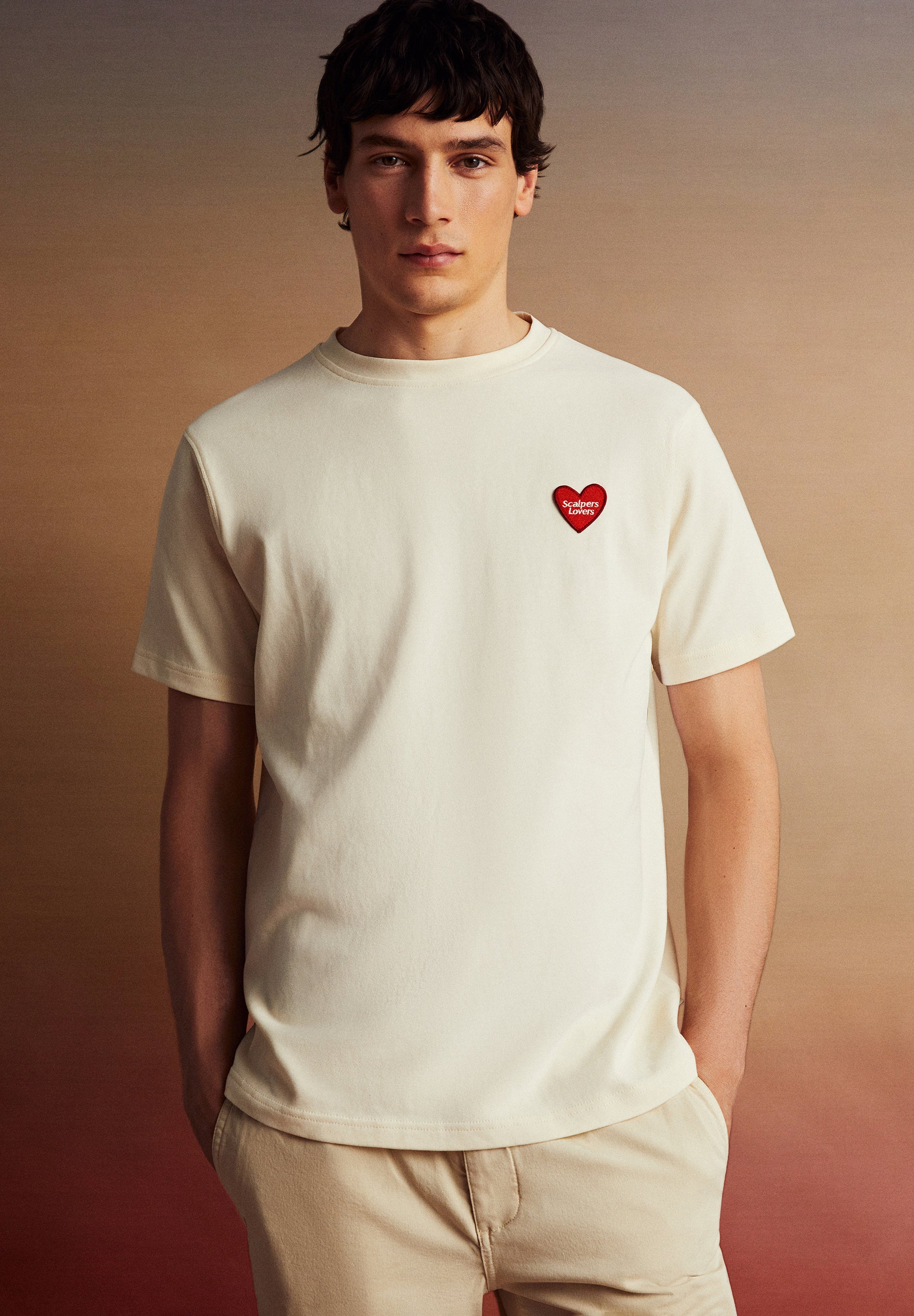 T-SHIRT COM PADRÃO FRONTAL LOVE
