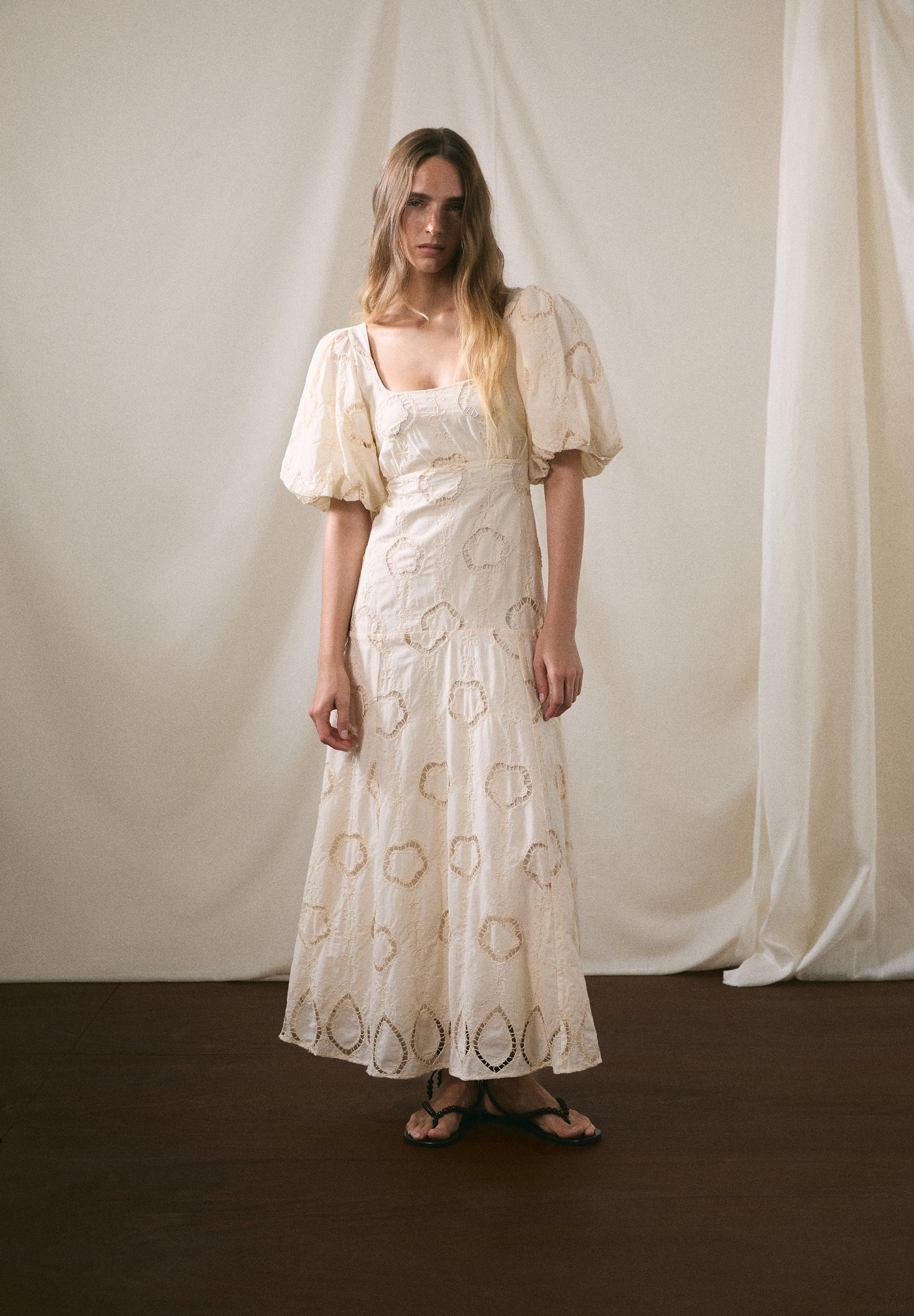 VESTIDO MIDI COM MANGAS ABALONADAS