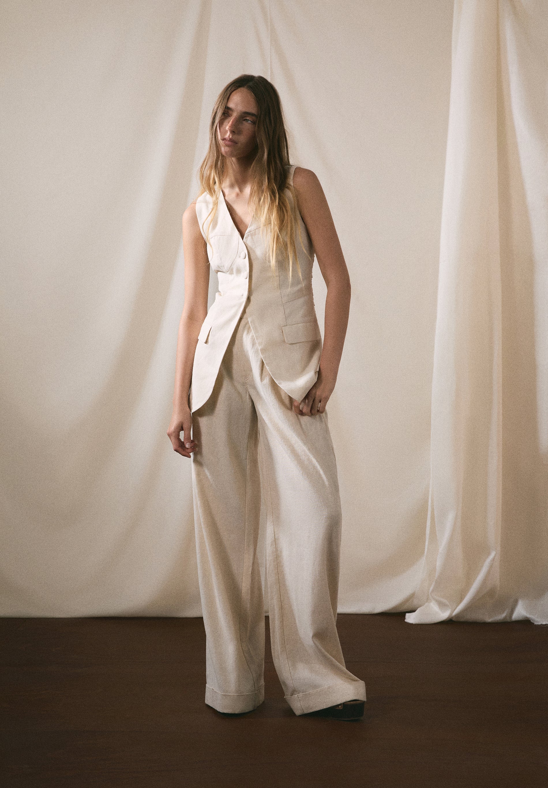 CALÇAS LINHO COM PINÇAS