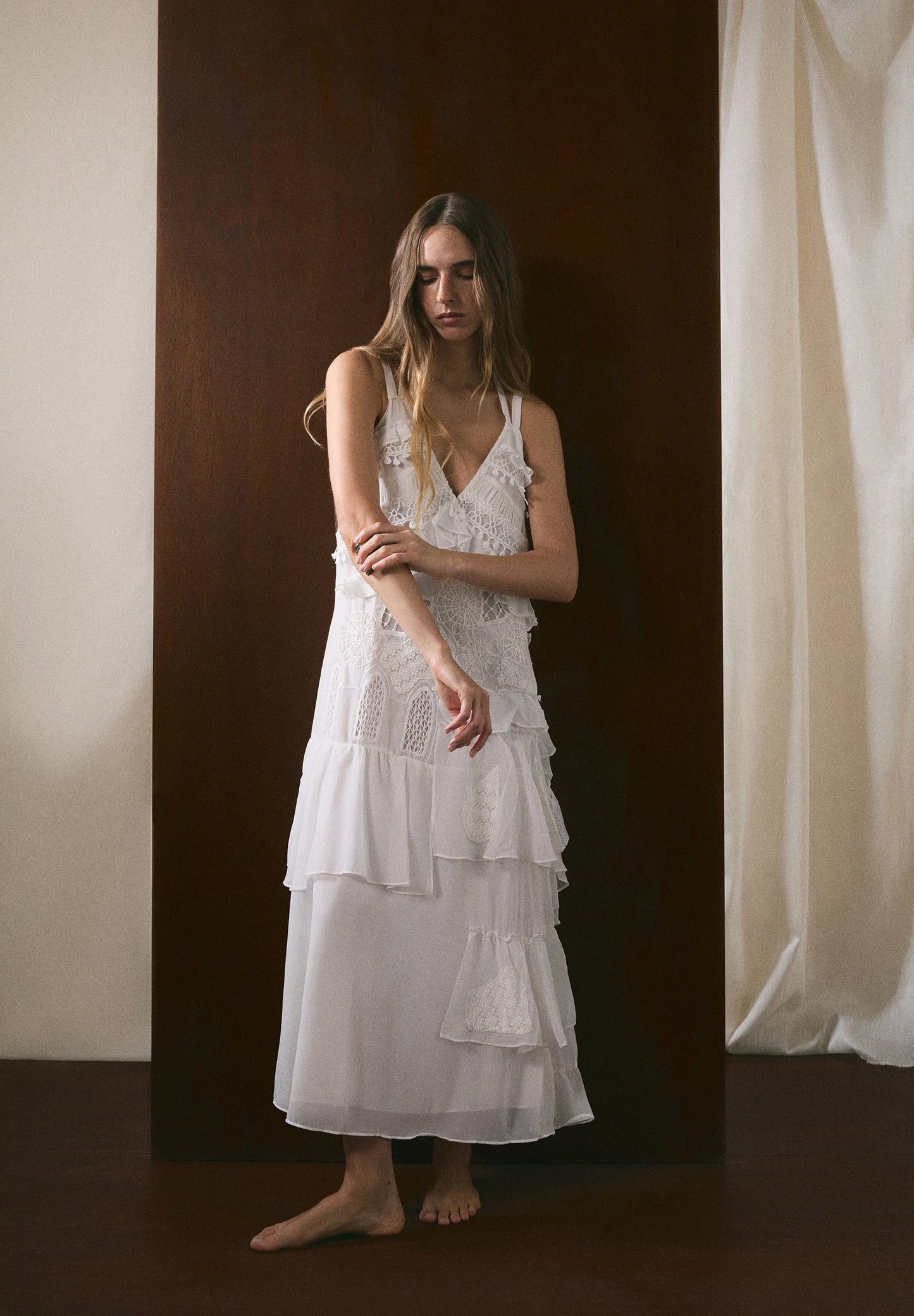 VESTIDO COM RENDA E FOLHOS